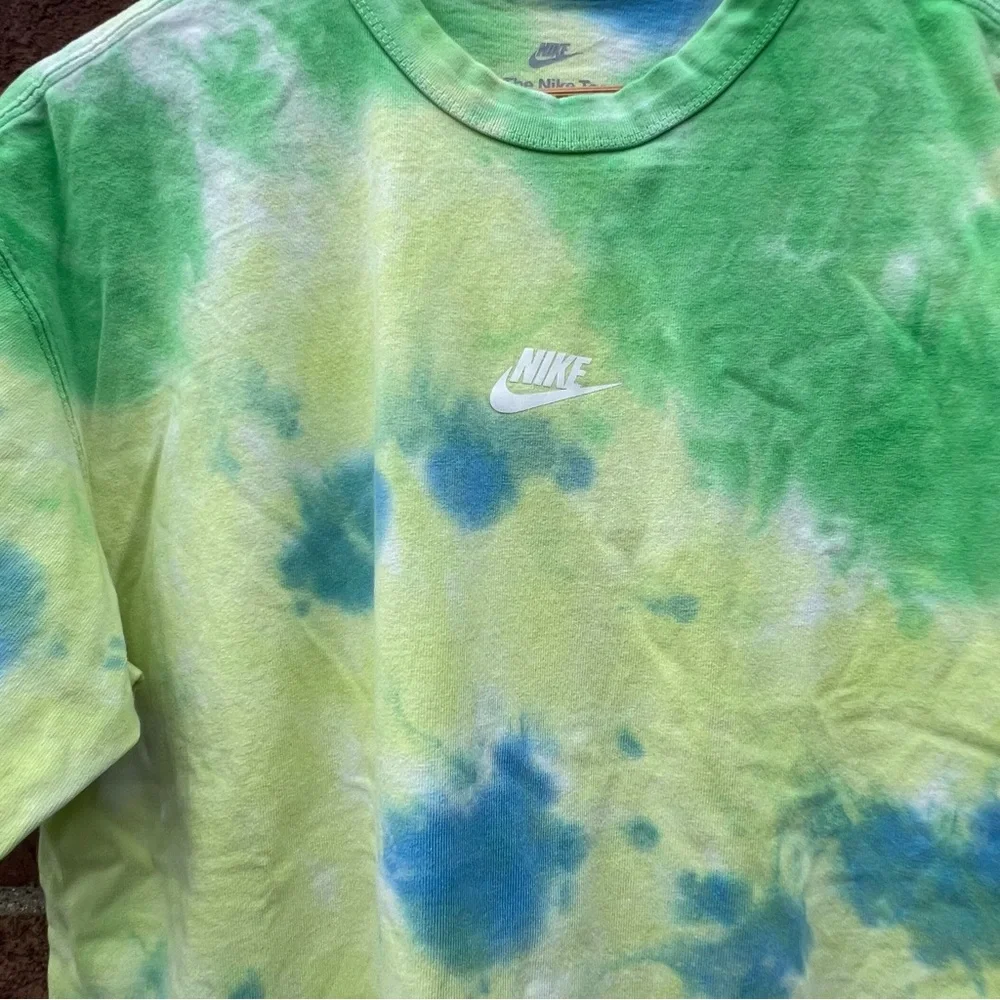 Nike Sportswear Tie Dye Heavy Duty Neon Green Blue T-Shirt DD2720-101 Men Medium